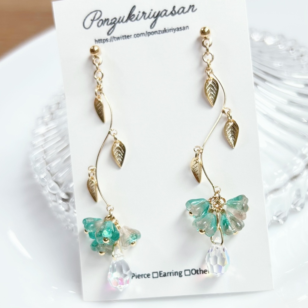 1711小粒ガラスフラワーとリーフのピアス