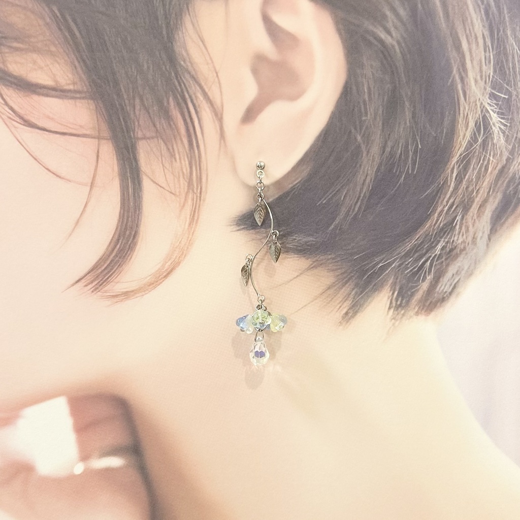 1711小粒ガラスフラワーとリーフのピアス