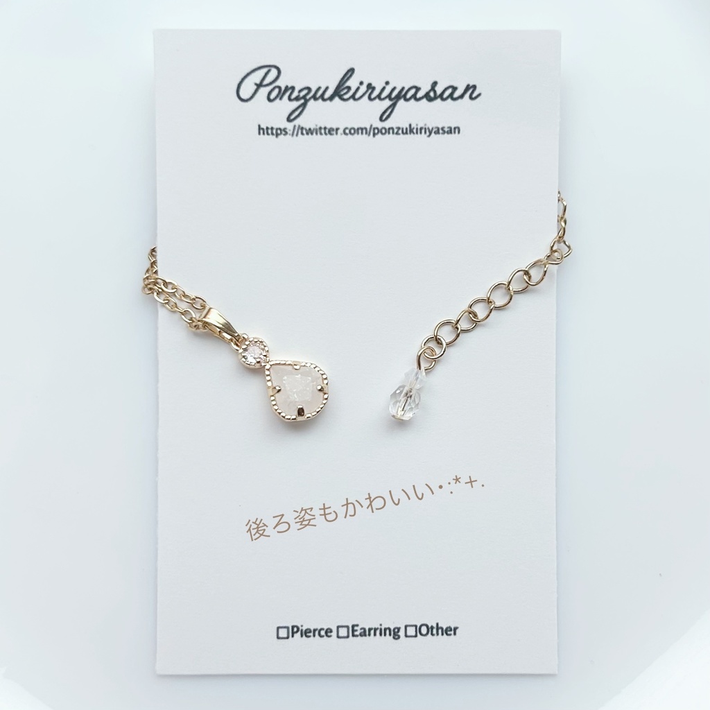 1713後ろ姿も可愛い!ジルコニア×クオーツ風ガラスのネックレス