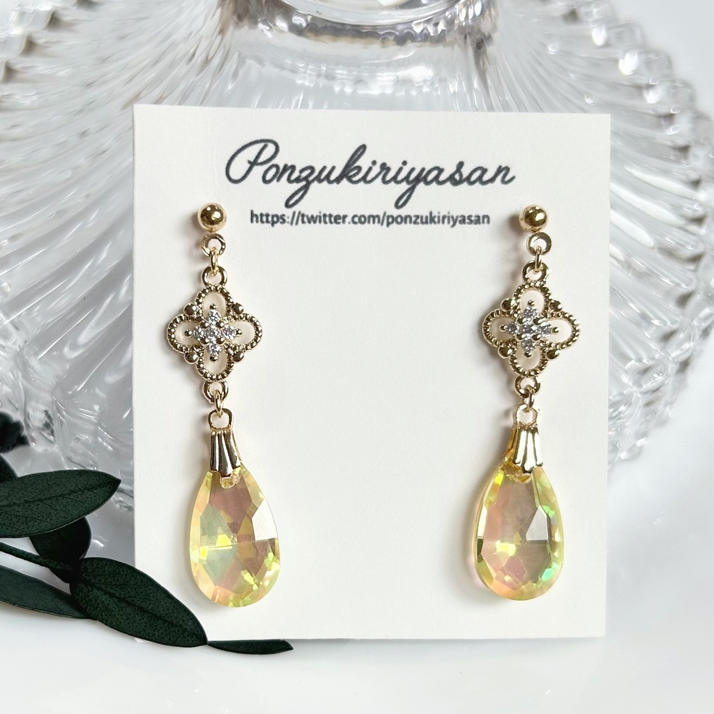 1718(金木犀)雫ガラスとジルコニアのピアス