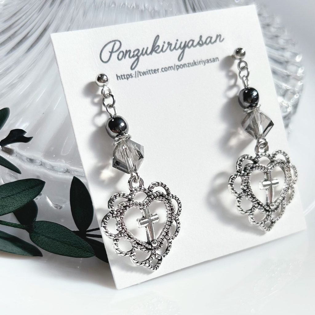 1730ハートクロスのブラックピアス