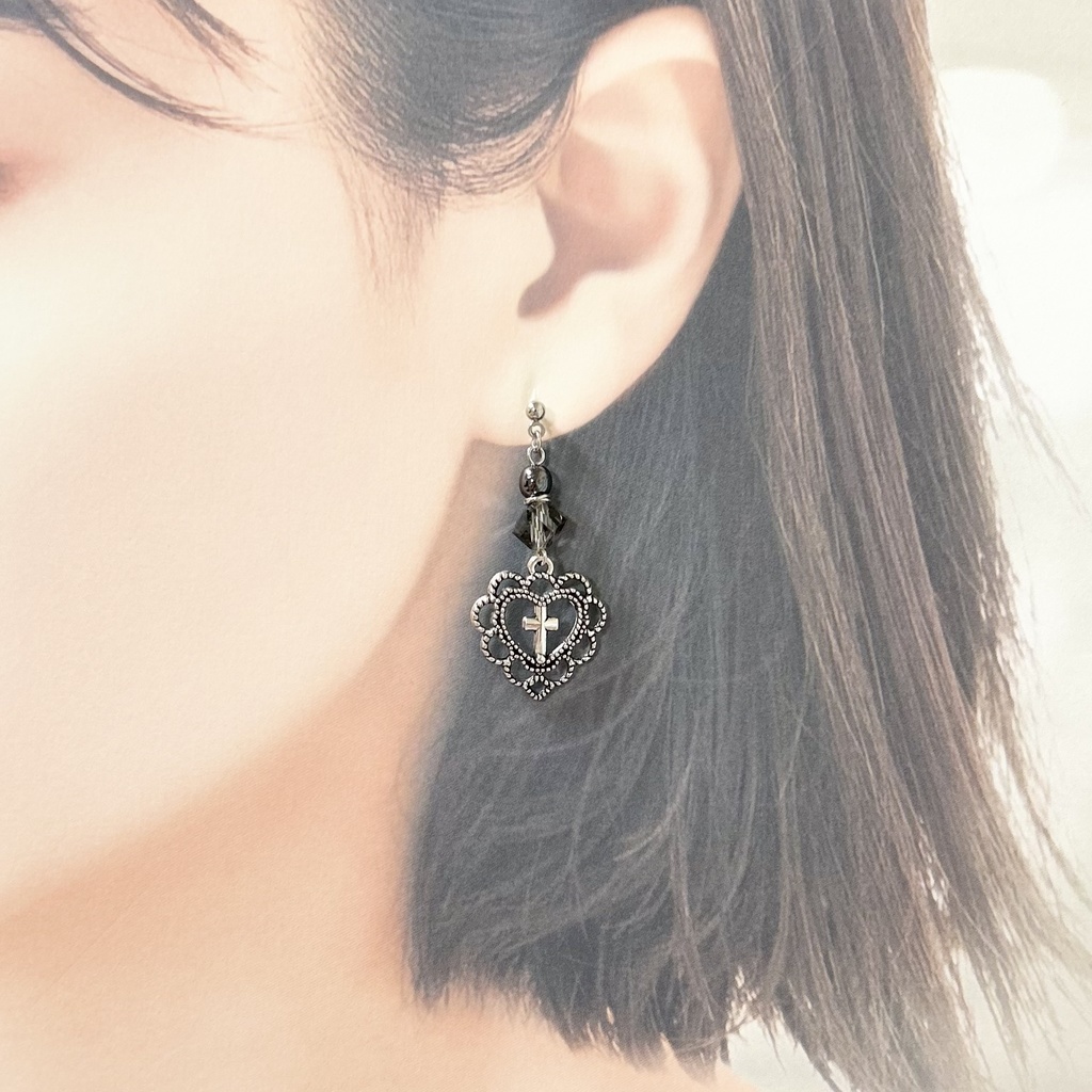 1730ハートクロスのブラックピアス
