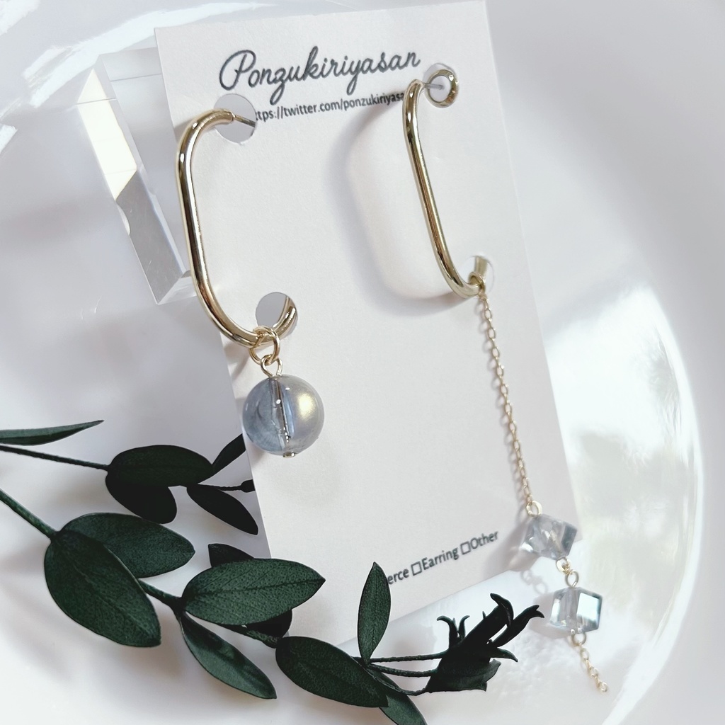 1742 2種ビーズのアシメフープピアス