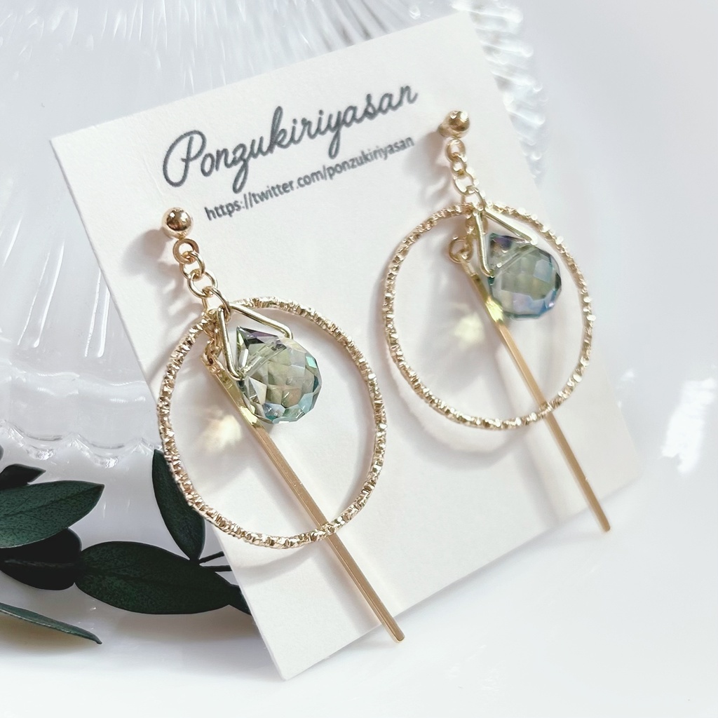 1743多面カット雫ガラスのゴールドなピアス