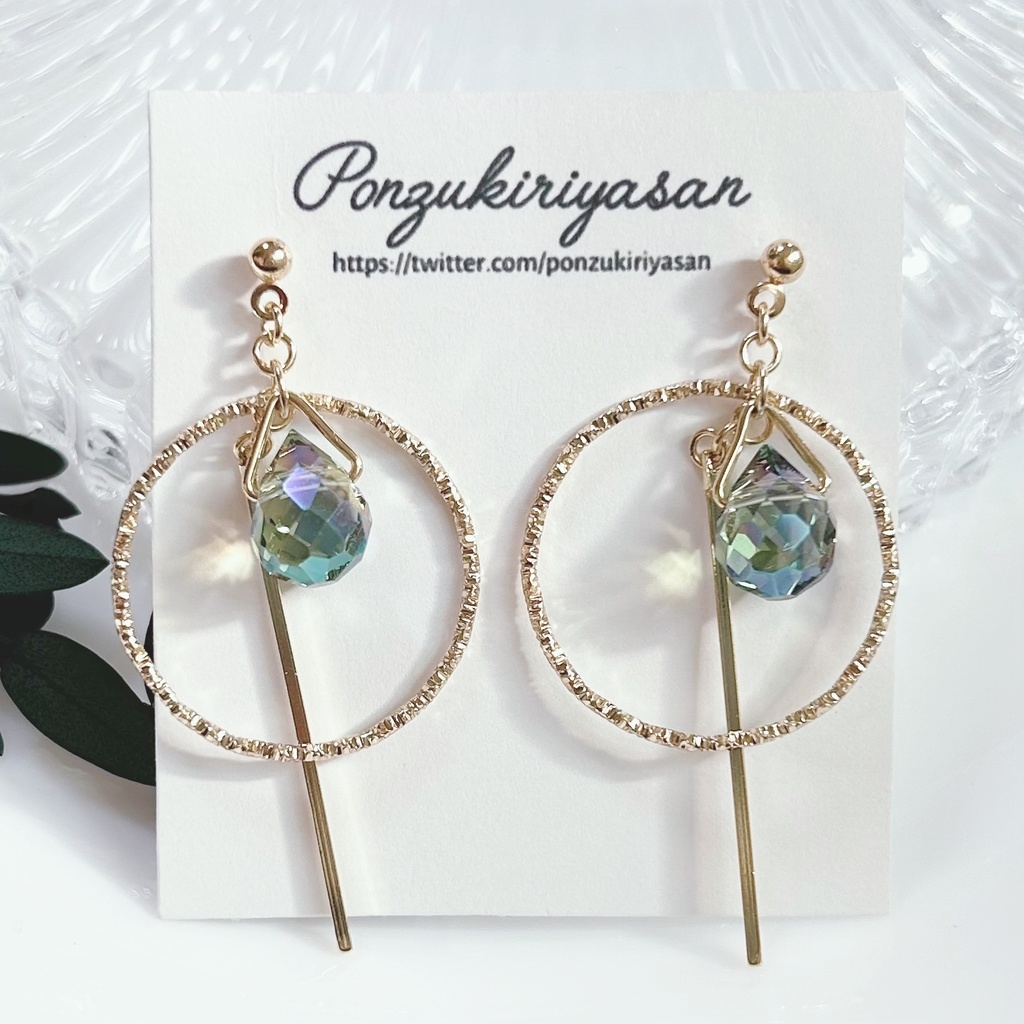 1743多面カット雫ガラスのゴールドなピアス