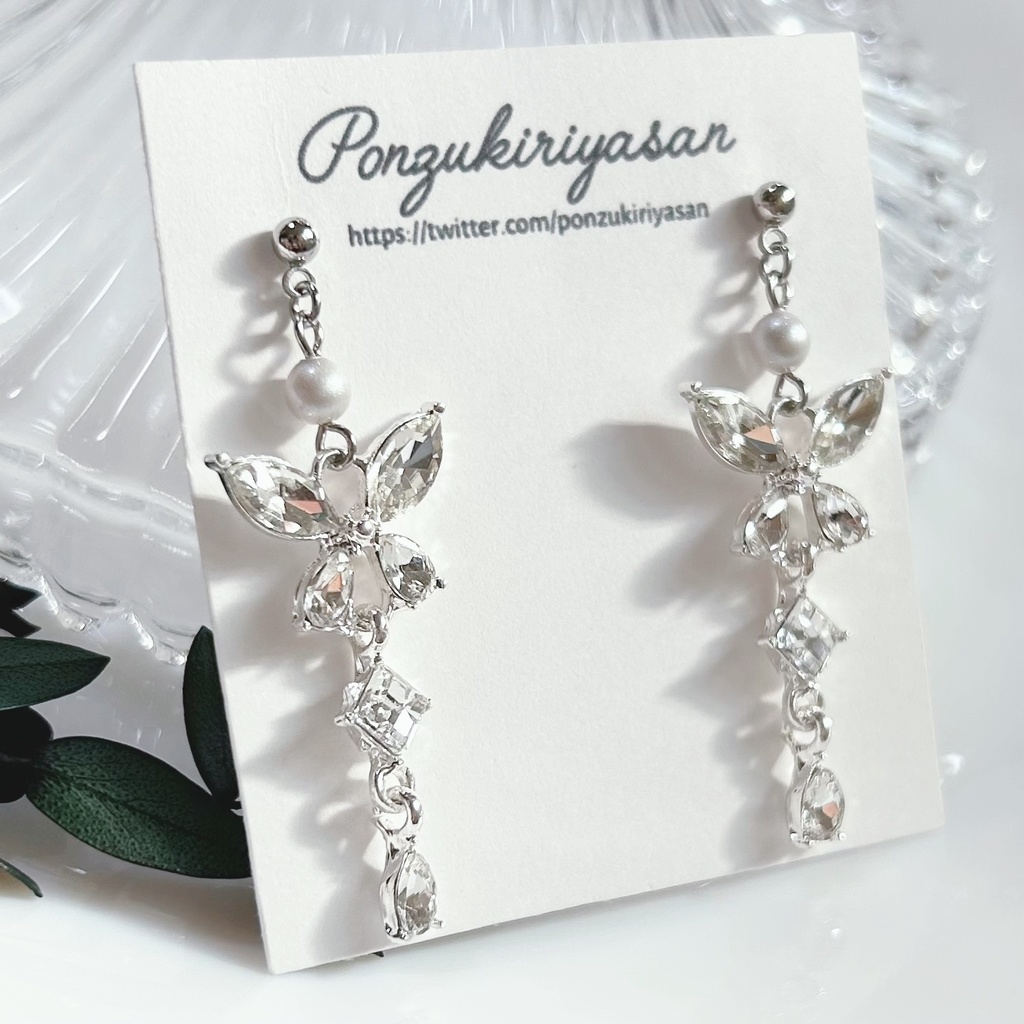 1748ビジューのバタフライピアス