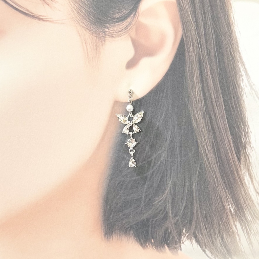 1748ビジューのバタフライピアス