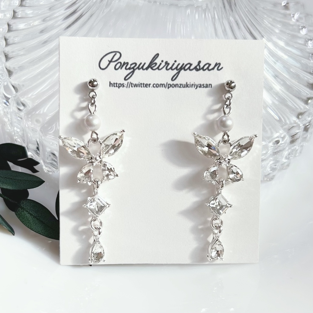 1748ビジューのバタフライピアス