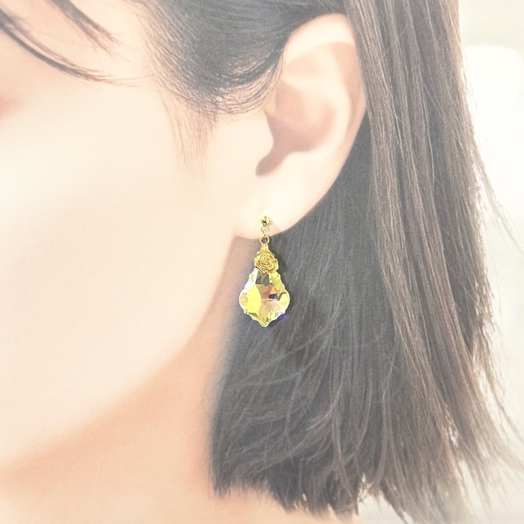 1749大粒ガラスとローズのピアス