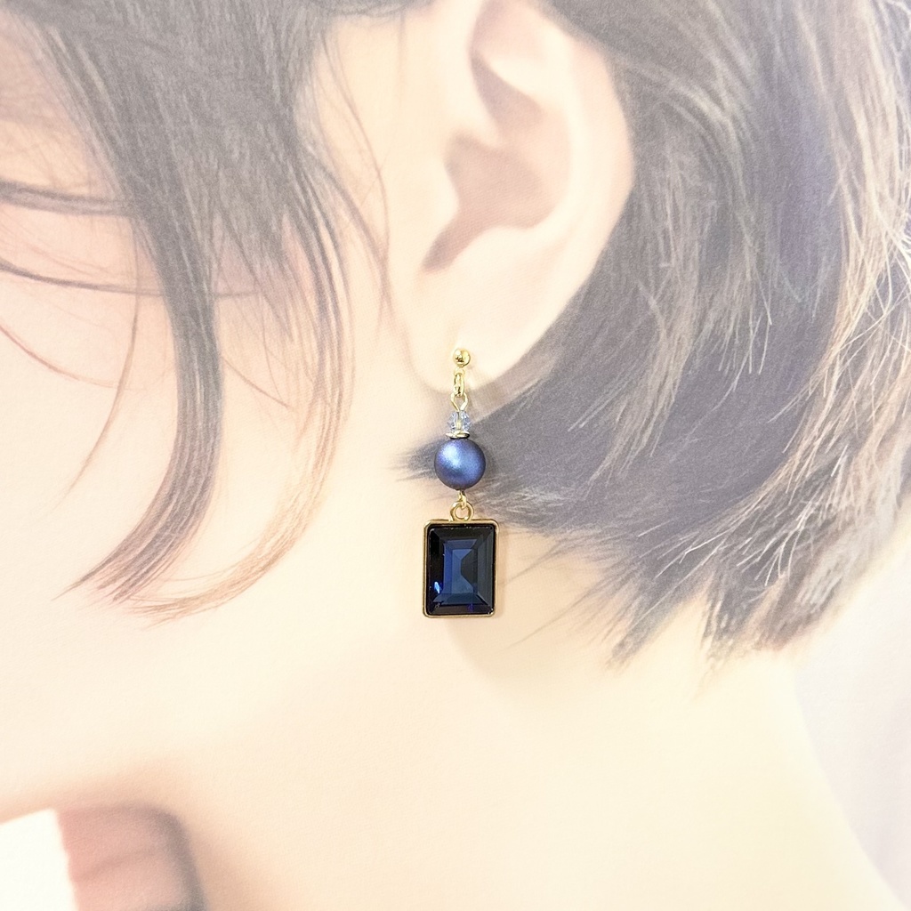 1750スクエアカットガラスの深みブルーピアス