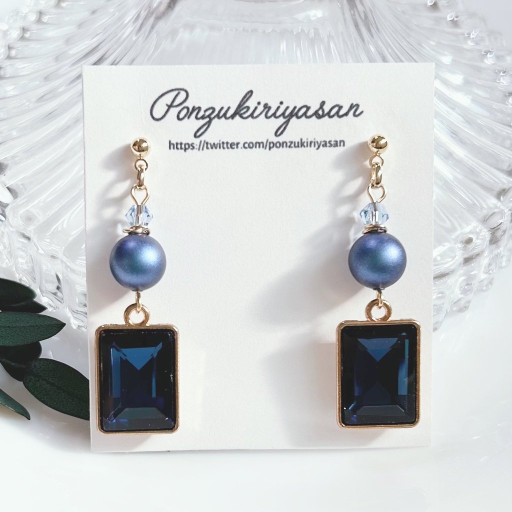 1750スクエアカットガラスの深みブルーピアス
