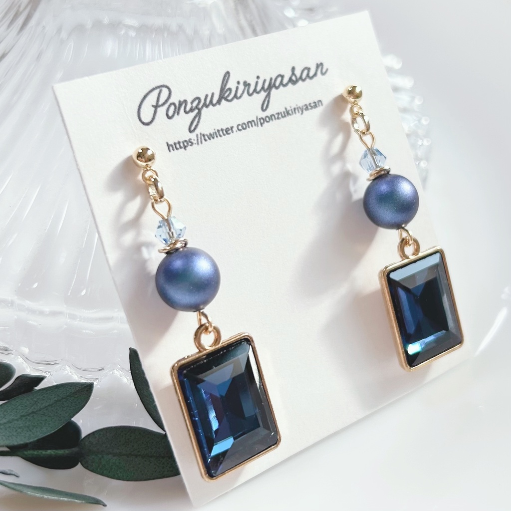 1750スクエアカットガラスの深みブルーピアス