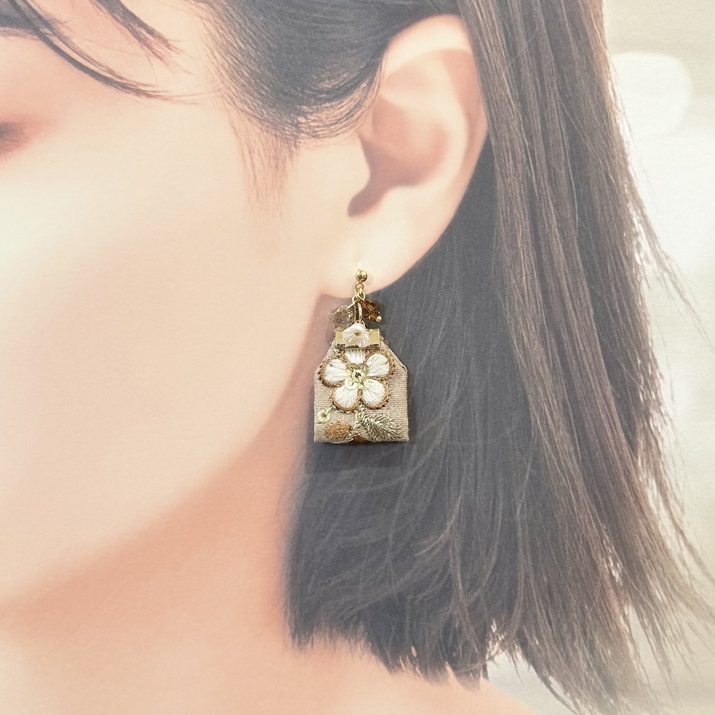 1758インド刺繍リボンの花柄ピアス