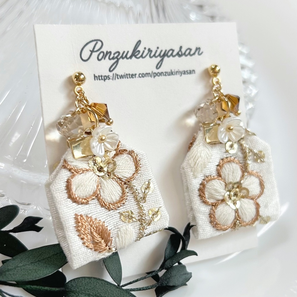 1758インド刺繍リボンの花柄ピアス