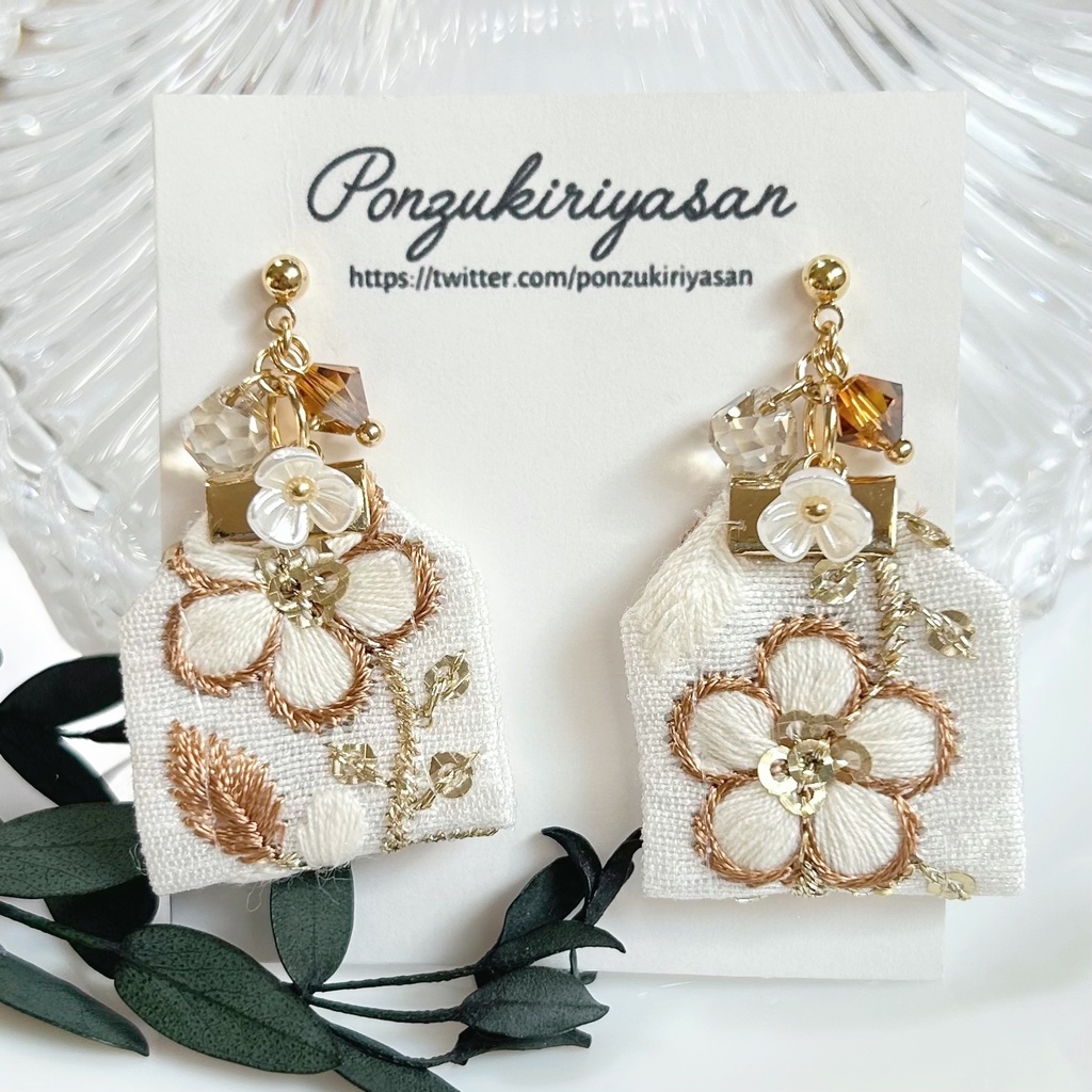 1758インド刺繍リボンの花柄ピアス