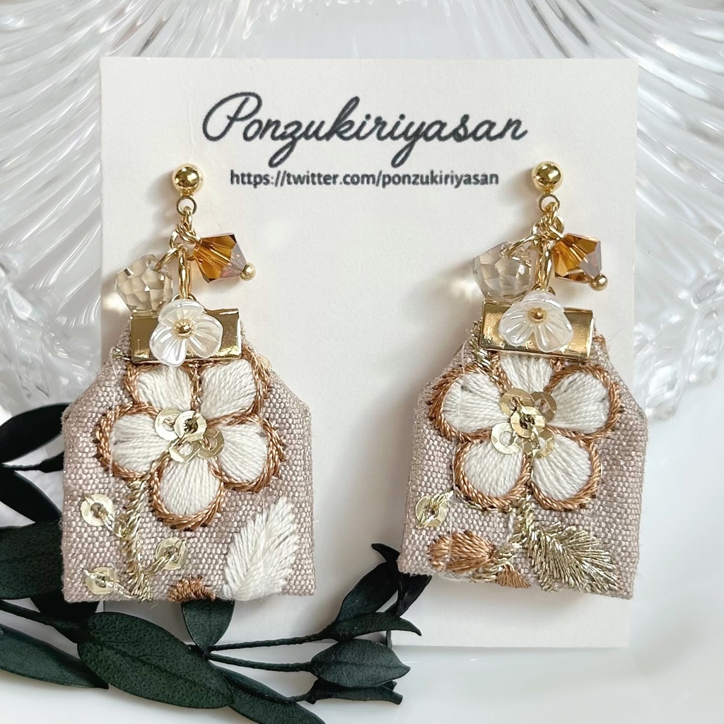 1758インド刺繍リボンの花柄ピアス