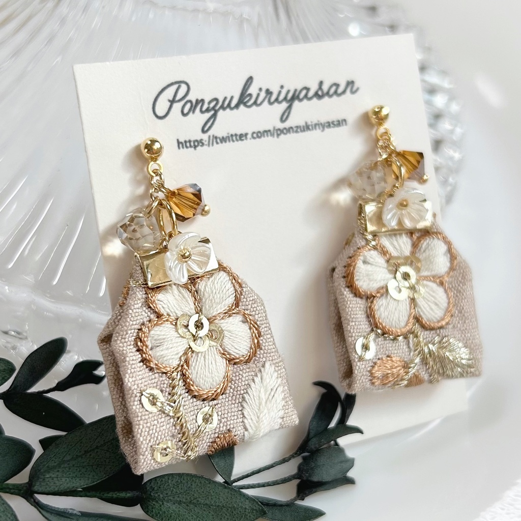 1758インド刺繍リボンの花柄ピアス