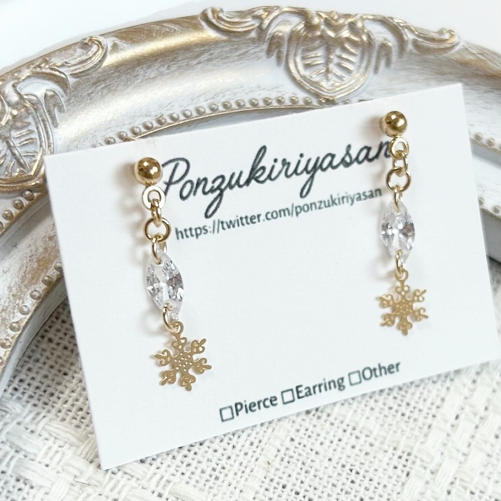 1767ジルコニアと雪の結晶ピアス