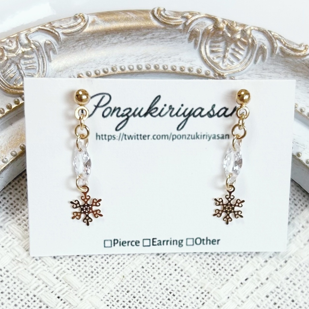 1767ジルコニアと雪の結晶ピアス