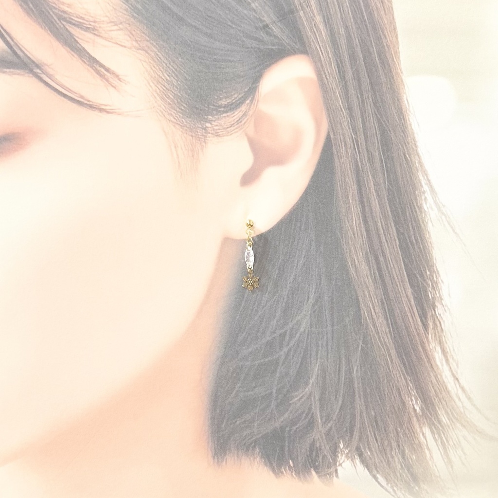 1767ジルコニアと雪の結晶ピアス