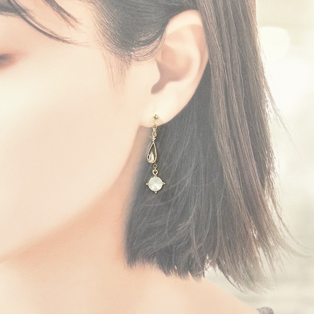 1774ミルキーブルー×雫ジルコニアの揺れるピアス