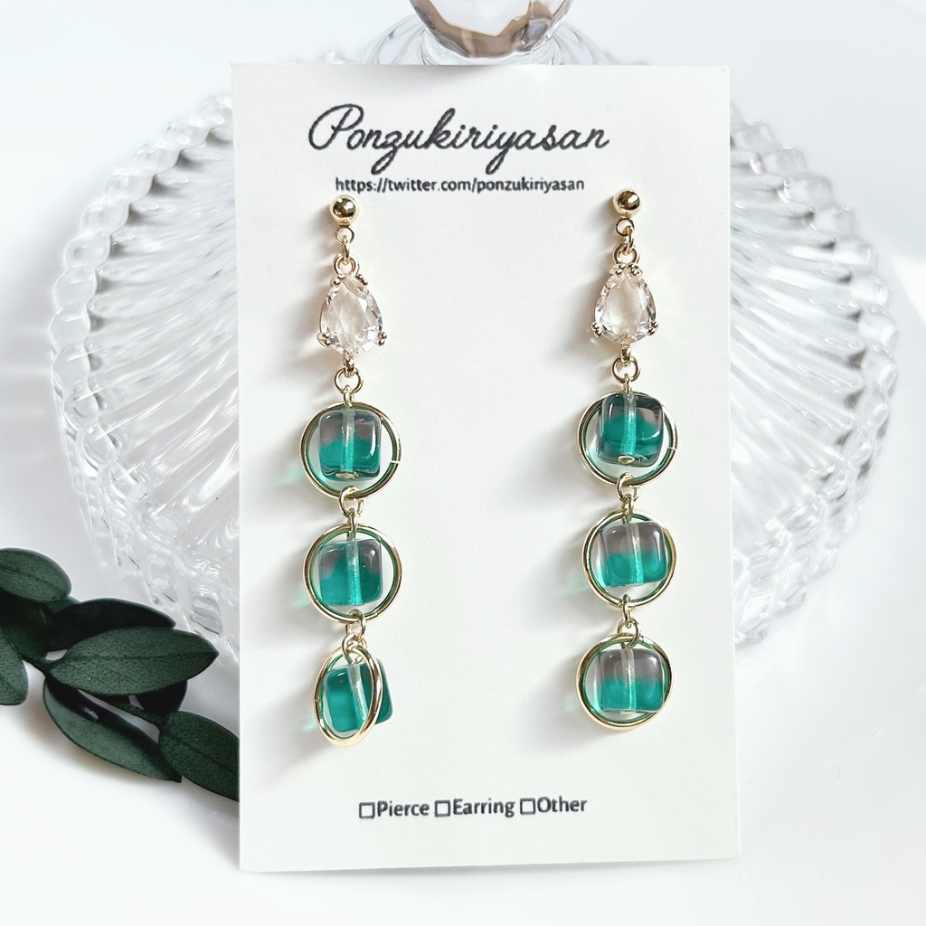 1796キューブガラスの三連ピアス