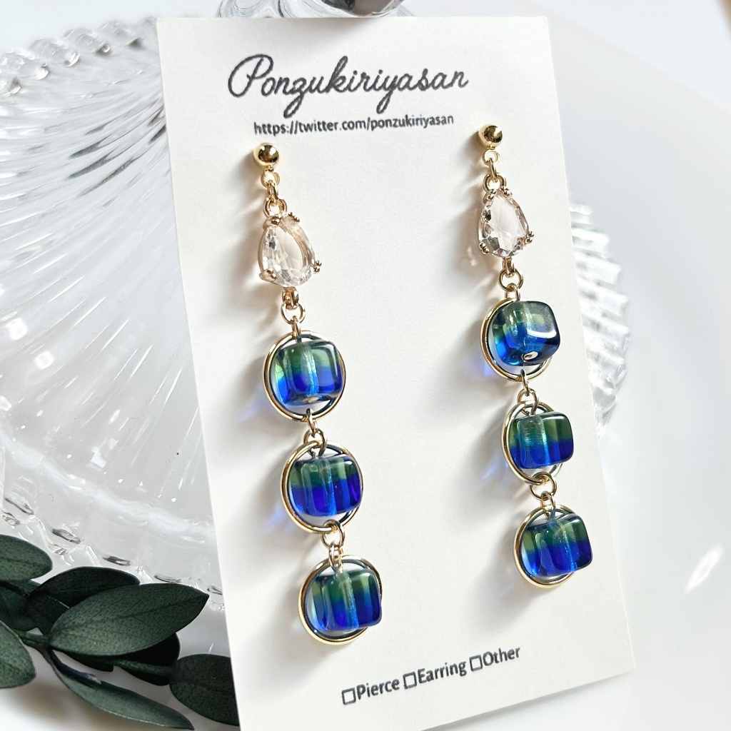 1796キューブガラスの三連ピアス