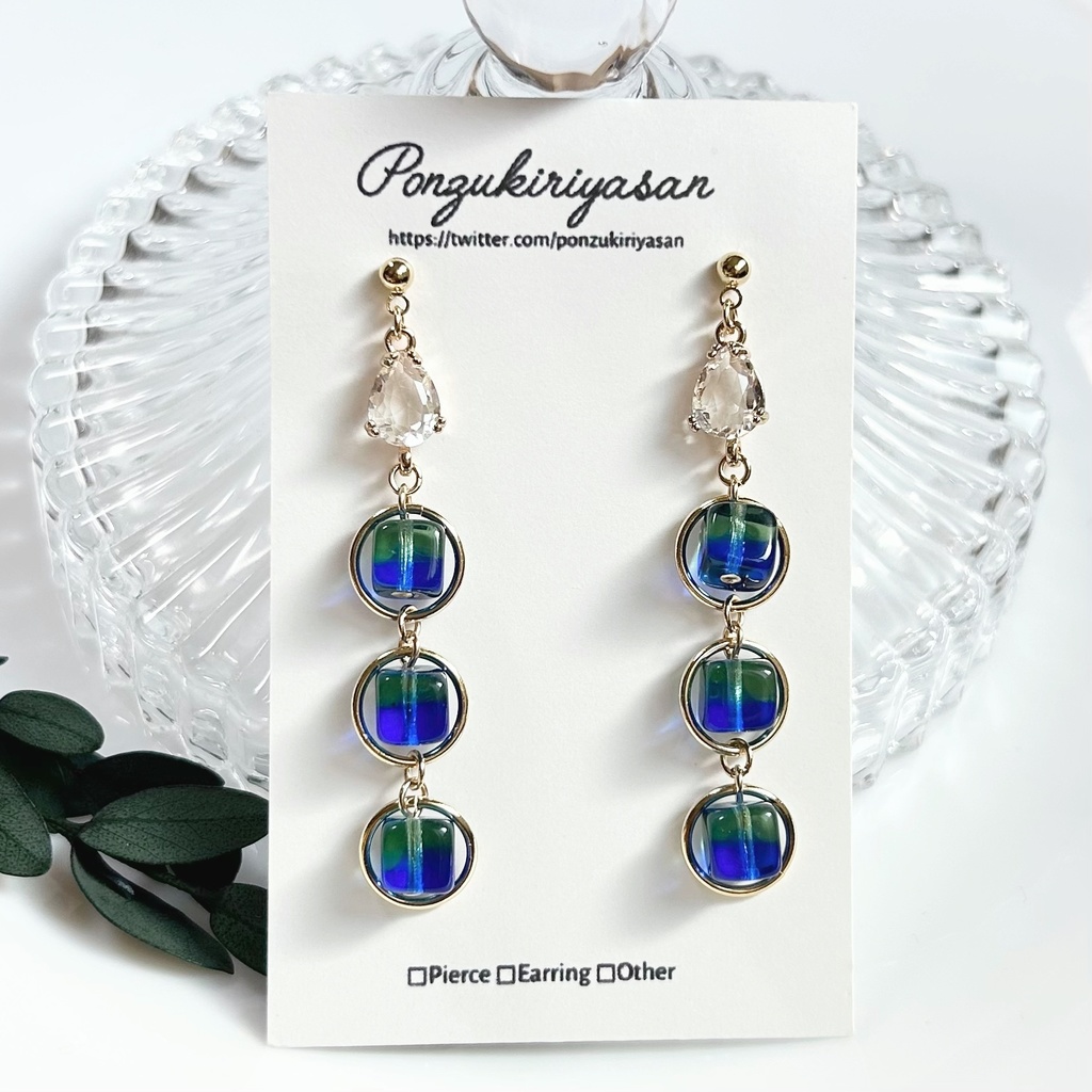 1796キューブガラスの三連ピアス