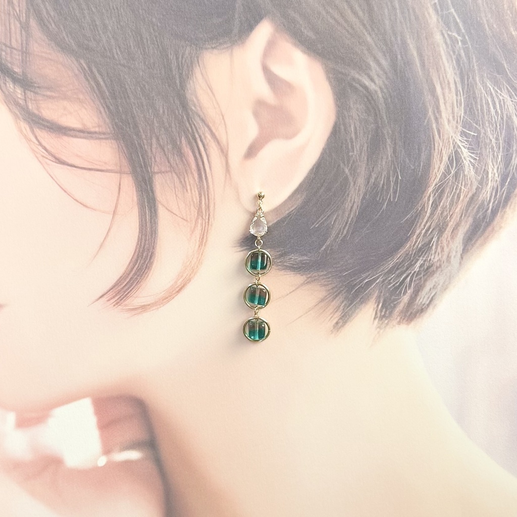 1796キューブガラスの三連ピアス