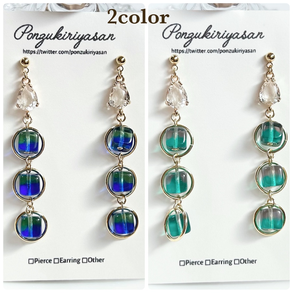 1796キューブガラスの三連ピアス