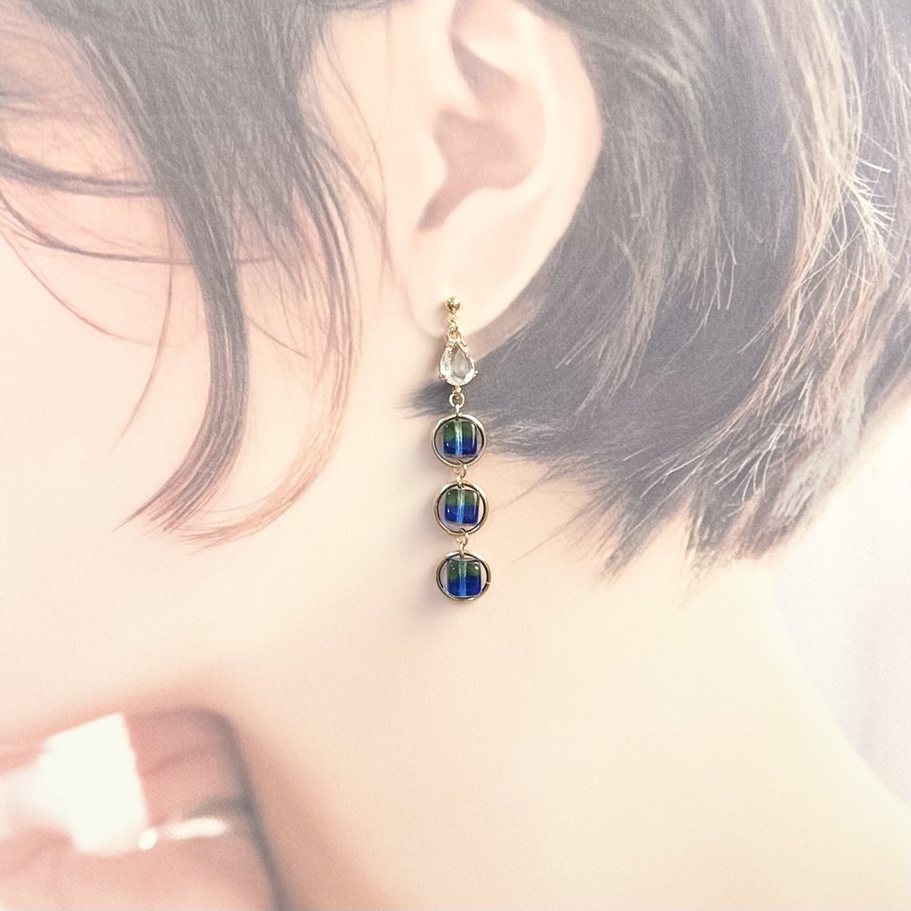 1796キューブガラスの三連ピアス