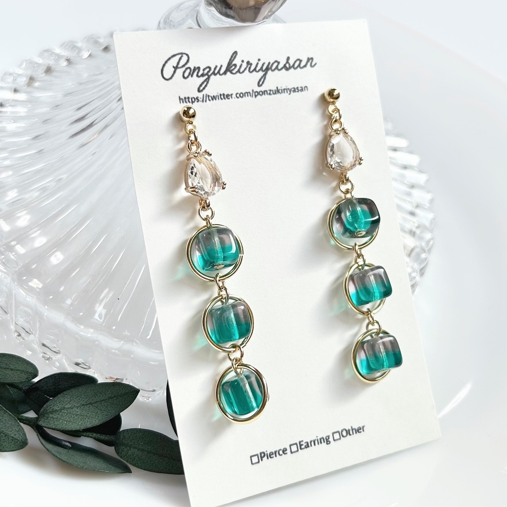 1796キューブガラスの三連ピアス