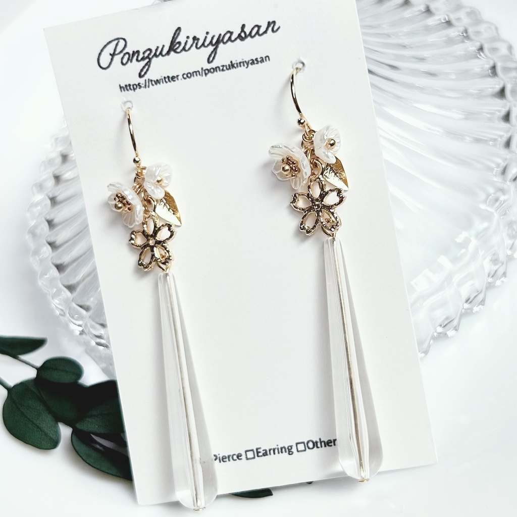 1805白の桜ピアス