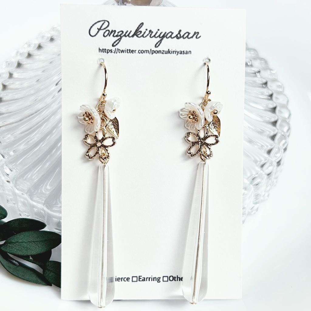 1805白の桜ピアス