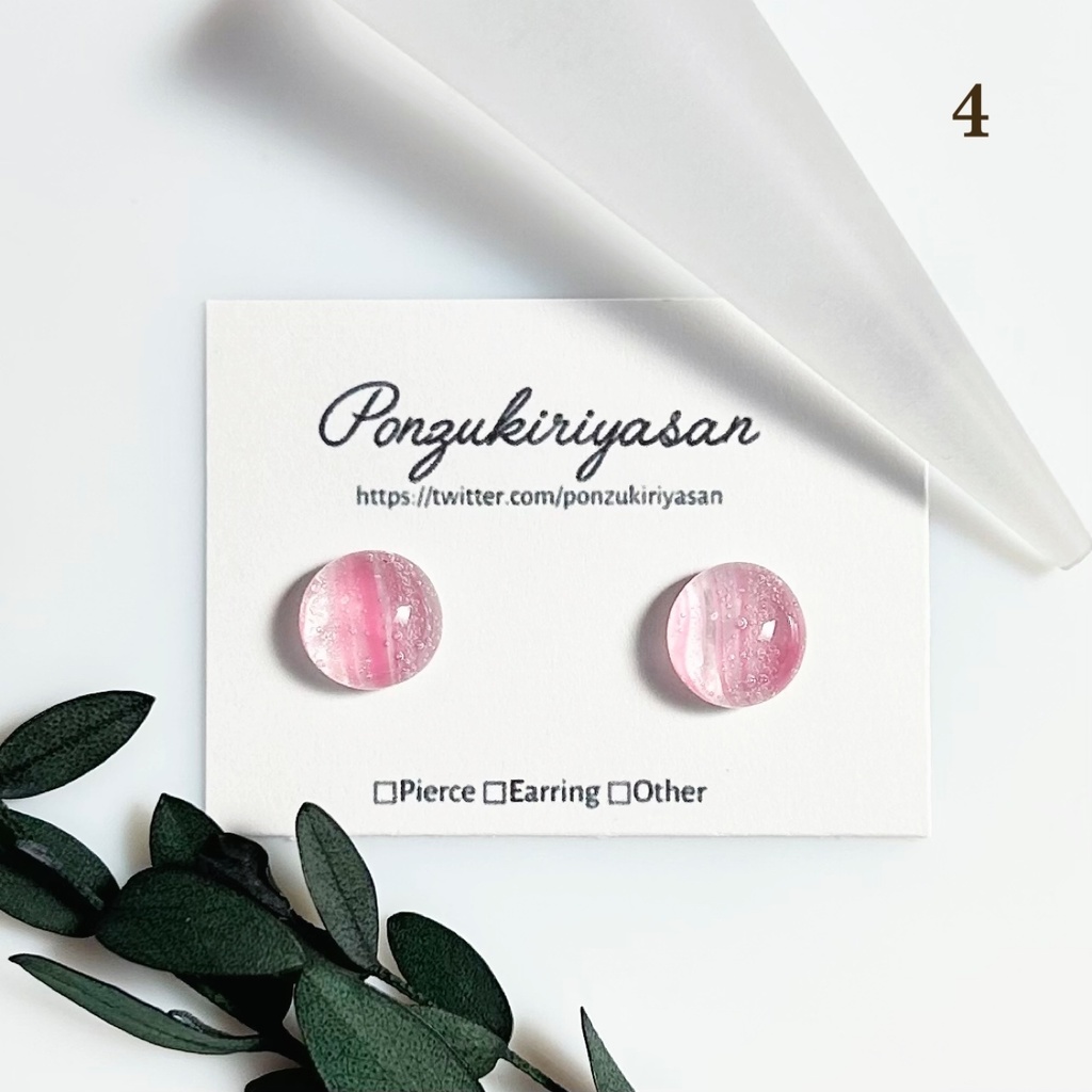 1813さくら色ガラスの粒ピアス