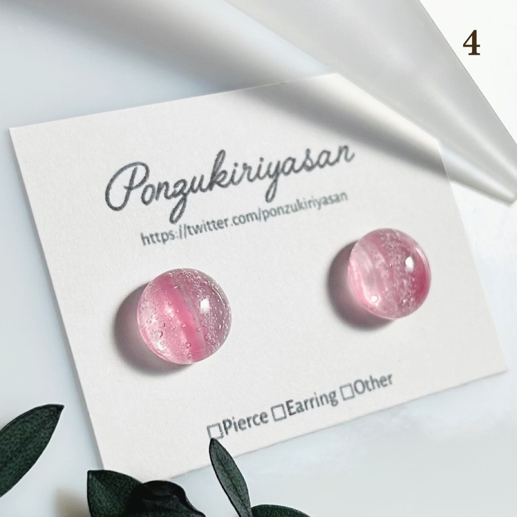 1813さくら色ガラスの粒ピアス