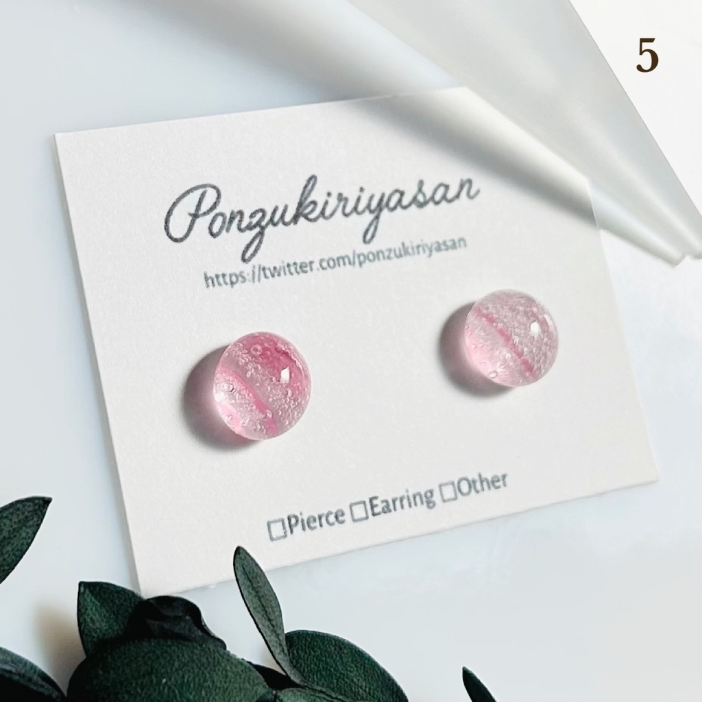 1813さくら色ガラスの粒ピアス