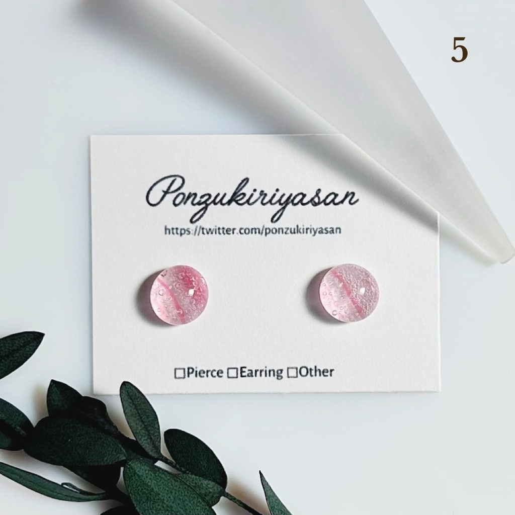 1813さくら色ガラスの粒ピアス