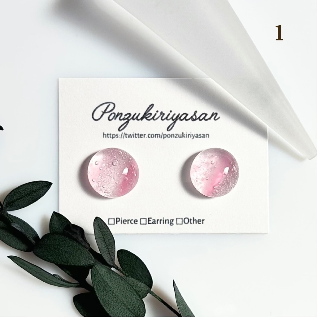 1813さくら色ガラスの粒ピアス