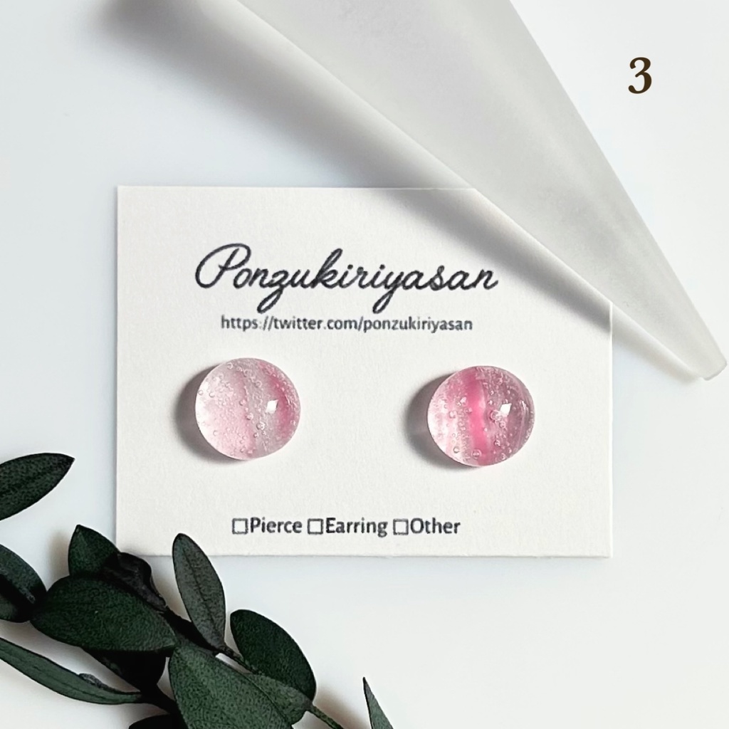 1813さくら色ガラスの粒ピアス