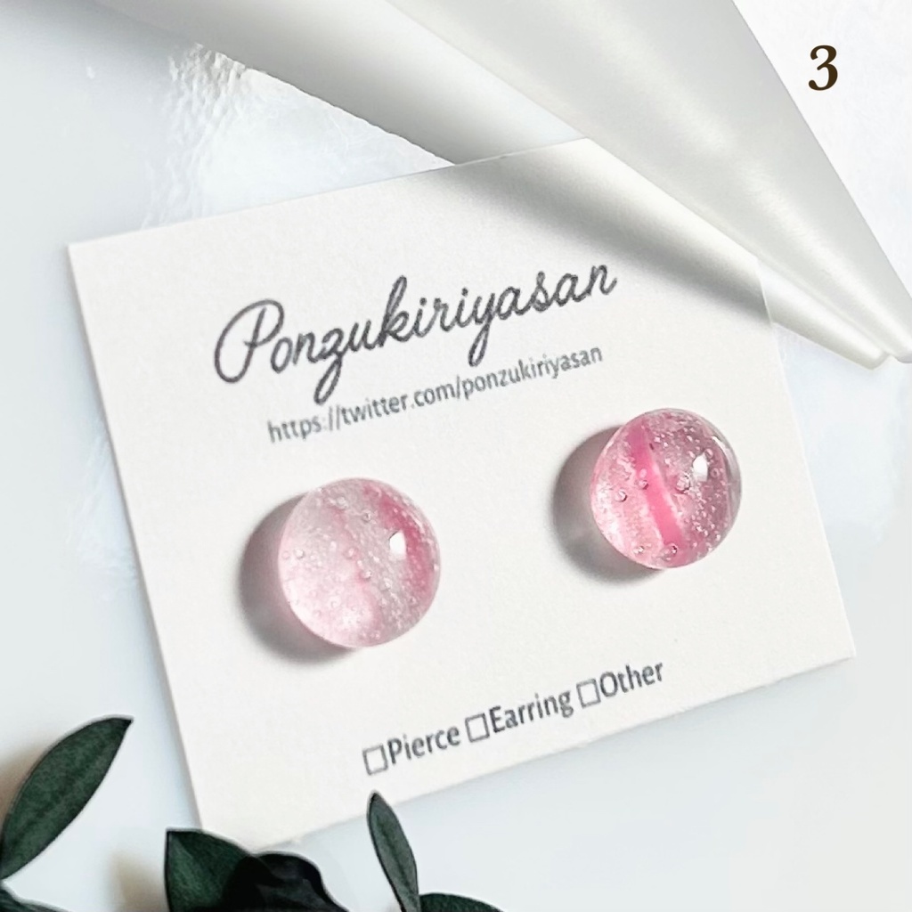 1813さくら色ガラスの粒ピアス