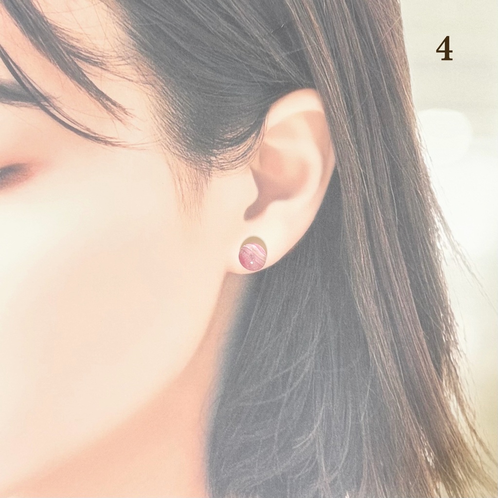 1813さくら色ガラスの粒ピアス