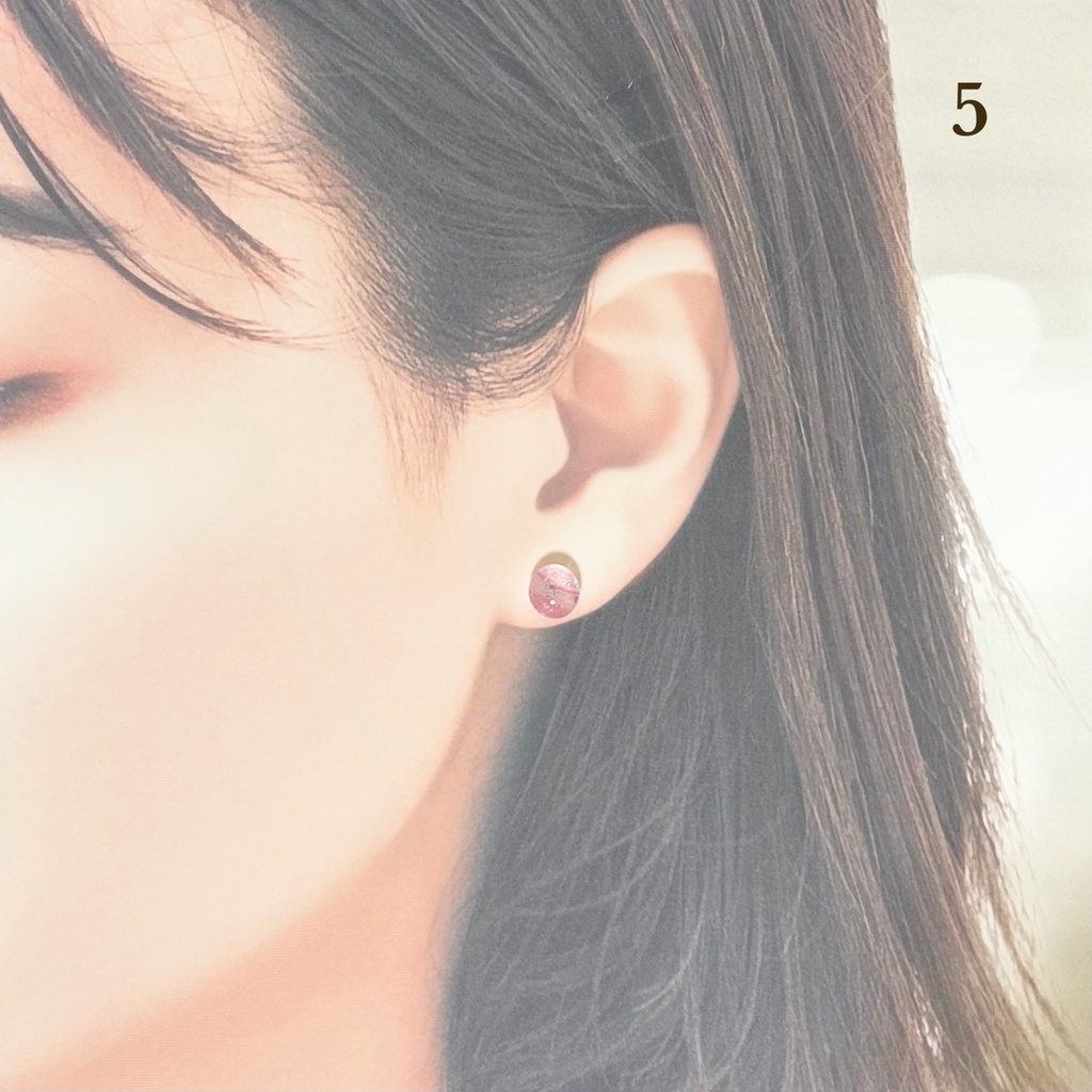 1813さくら色ガラスの粒ピアス