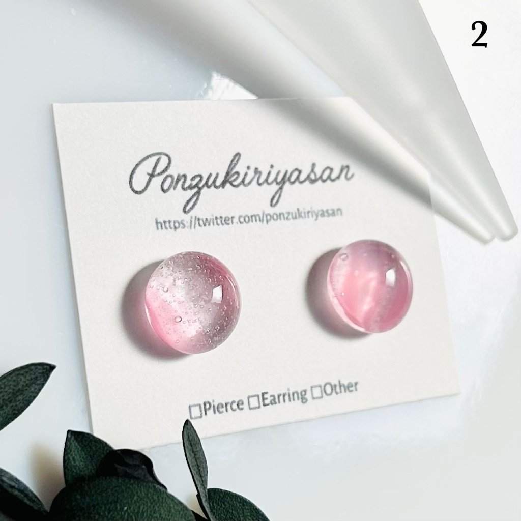 1813さくら色ガラスの粒ピアス