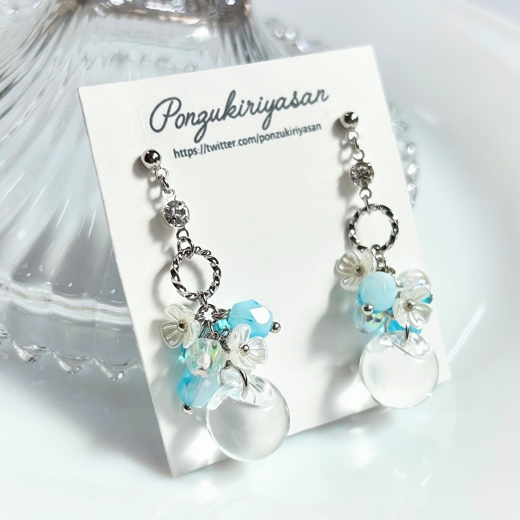 1820アクリル玉と小花のピアス