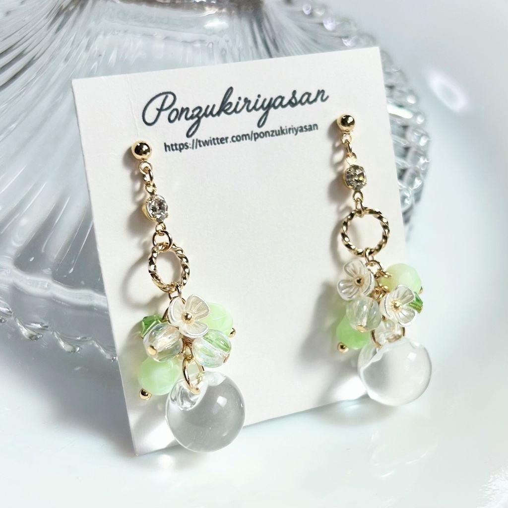 1820アクリル玉と小花のピアス