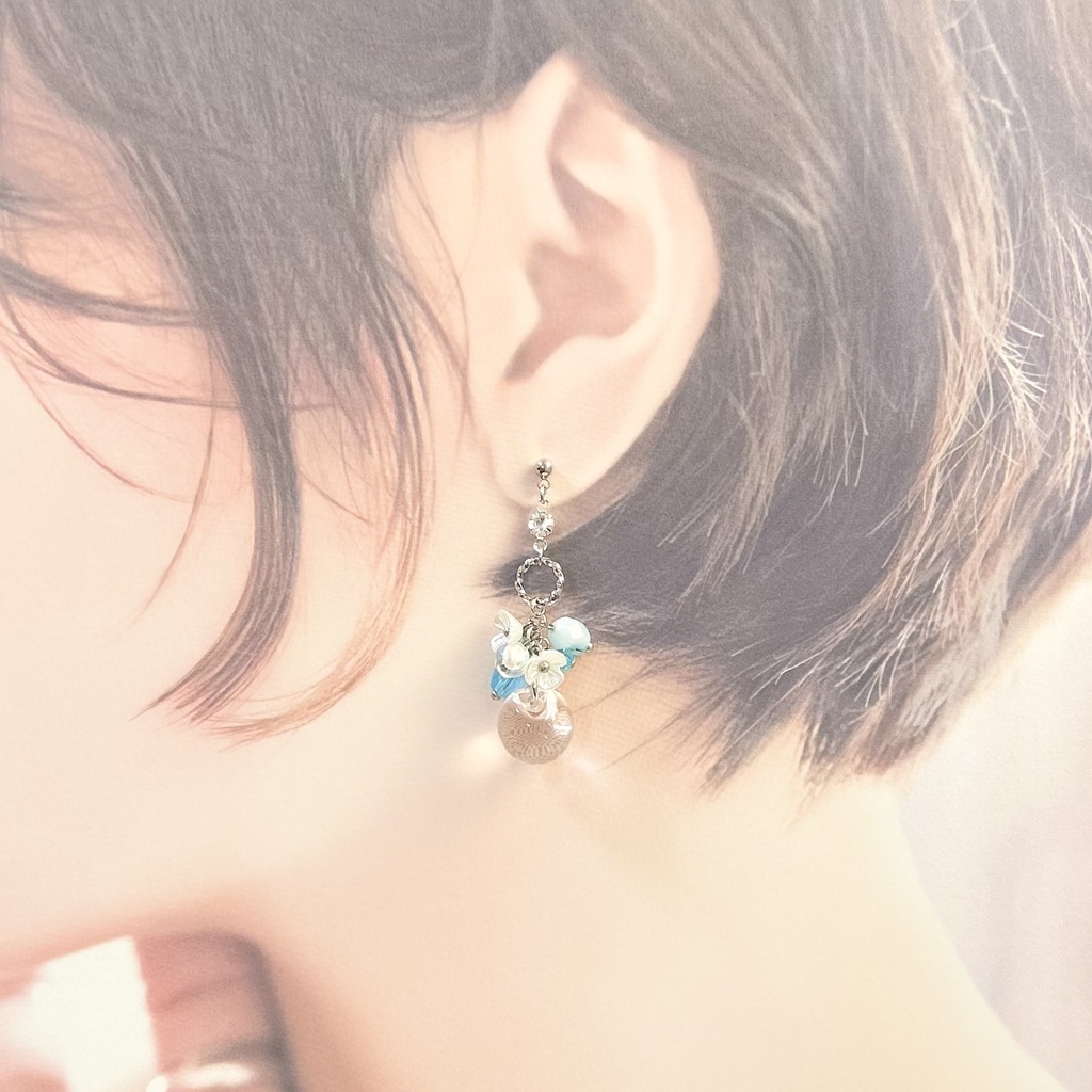 1820アクリル玉と小花のピアス