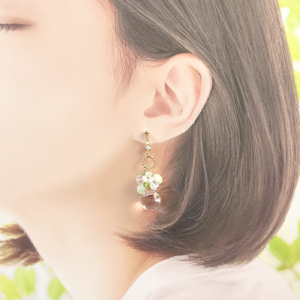 1820アクリル玉と小花のピアス