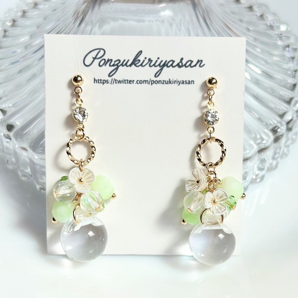 1820アクリル玉と小花のピアス