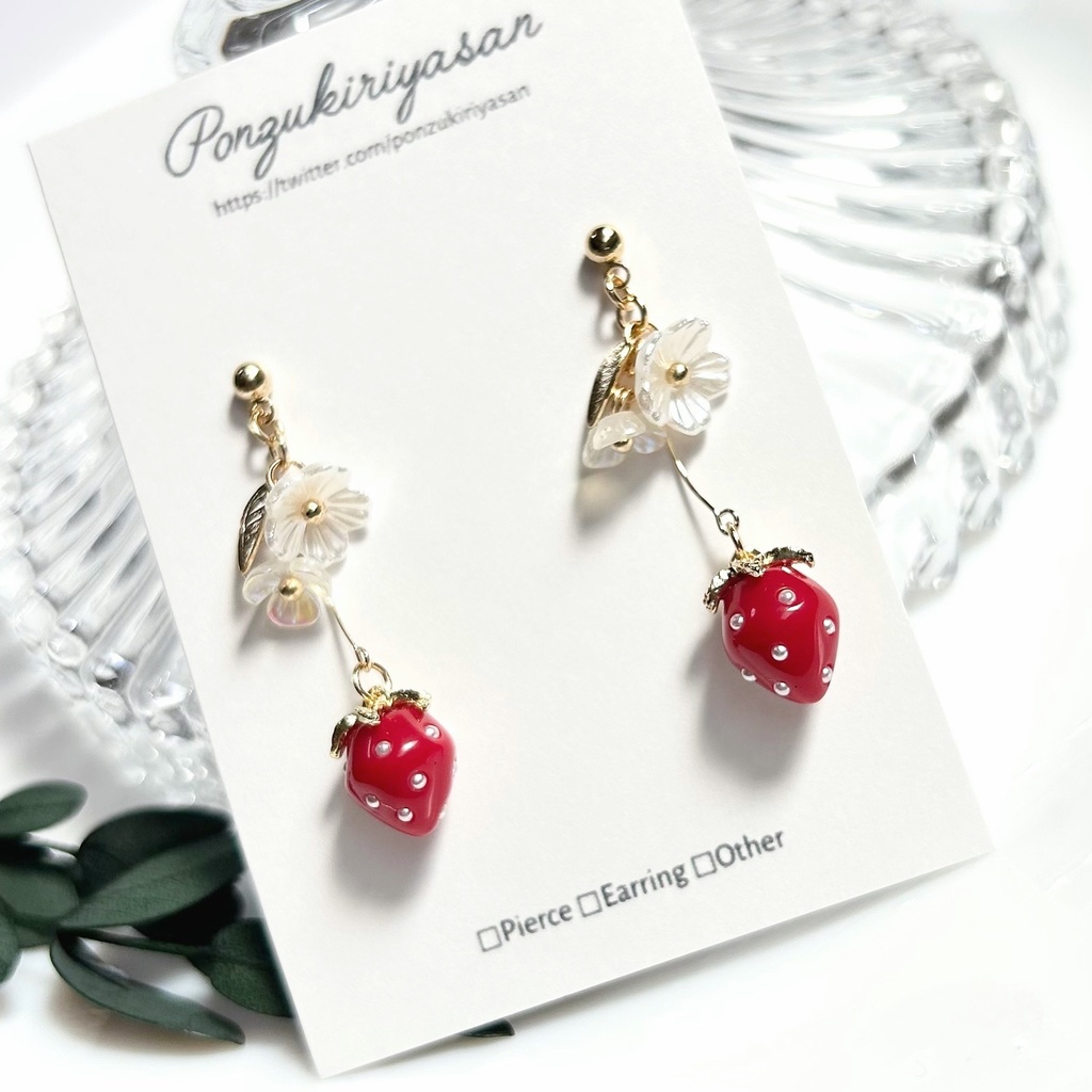 1824いちごのピアス